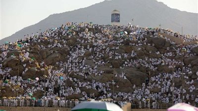 بالصور .. ضيوف الرحمن علي جبل عرفات لأداء الركن الأعظم في الحج