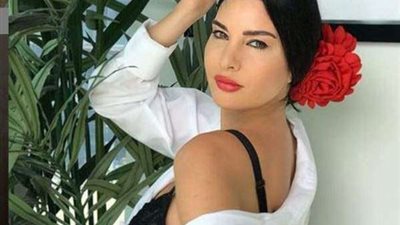 بالصور.. لاميتا فرنجية بالفستان الأبيض تثير الجدل علي موقع 