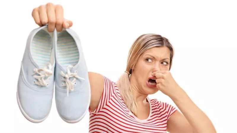 أبرزها معجون الأسنان.. 4 طرق لنظافة الأحذية في المنزل