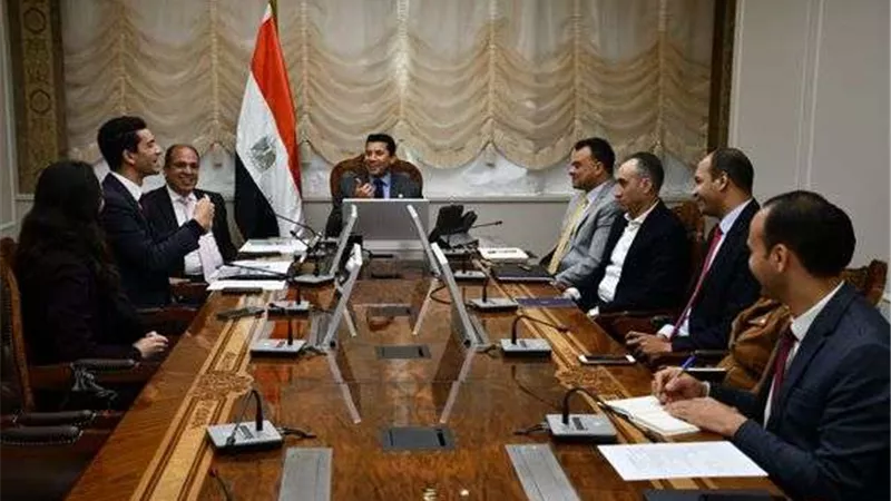 وزير الشباب والرياضة يلتقي برؤساء الأندية الشعبية، لبحث دعم وتفعيل أوجه الاستثمار وإشهار الشركات