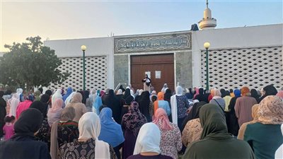 الآلاف يؤدون صلاة العيد في ساحات ومساجد الإسماعيلية | صور