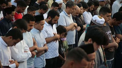 البهجة والفرحة تسيطر على المُصلين بمسجد الأزهر الشريف