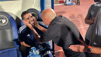 بيراميدز يهدي مؤمن زكريا قميصًا بإسمه
