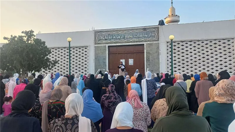 الآلاف يؤدون صلاة العيد في ساحات ومساجد الإسماعيلية | صور