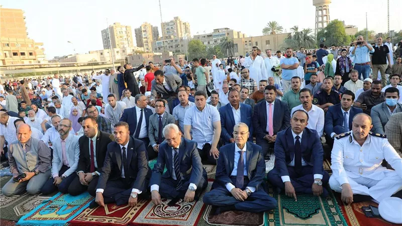 محافظ المنيا يؤدي صلاة عيد الأضحى بساحة مدرسة الفريق صفى الدين