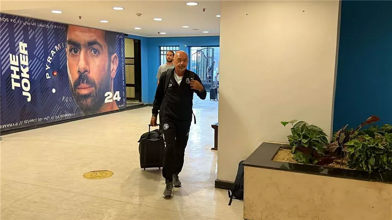 وصول فريق نادي بيراميدز إلى استاد الدفاع الجوي لمواجهة سموحة