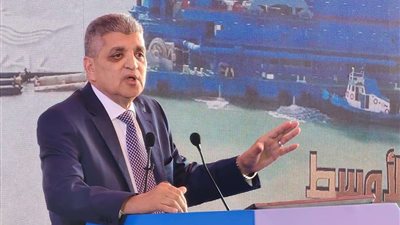 رئيس هيئة قناة السويس يكشف تفاصيل وصول الحوض العائم إلى بورسعيد البحرية
