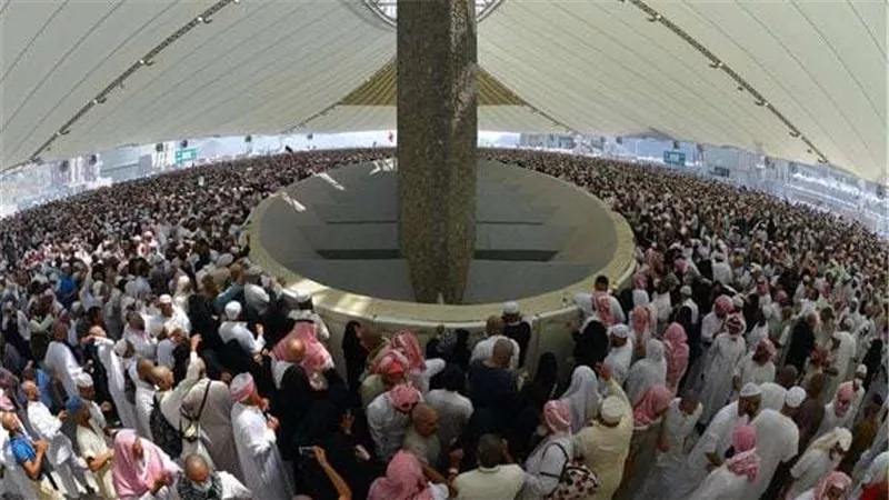 حجاج بيت الله الحرام يواصلون رمي الجمرات في ثاني أيام التشريق