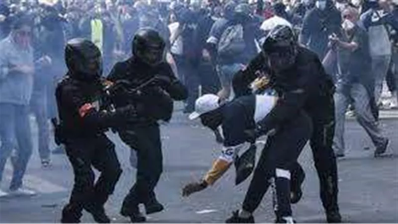 بالفيديو .. محتجون يحاولون سرقة البنوك في فرنسا