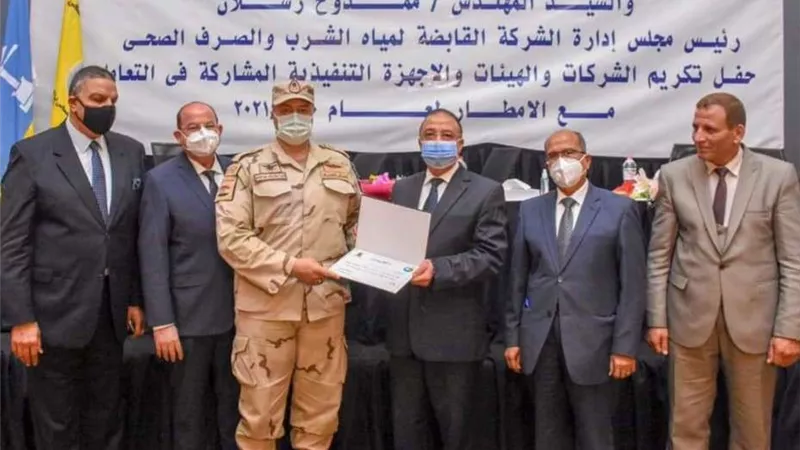 محافظ الإسكندرية يكرم جميع الجهات المشاركة في العمل خلال موسم النوات