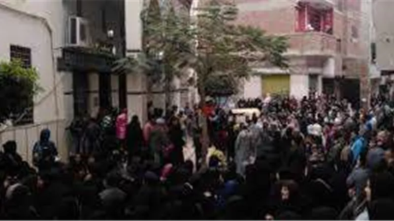 من أسرة واحدة.. تشييع جنازة 6 أشخاص إثر انقلاب سيارة بالطريق الصحراوي