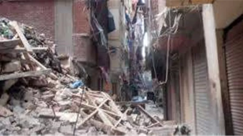 دون إصابات.. سقوط أجزاء من عقار بالجمرك في الإسكندرية