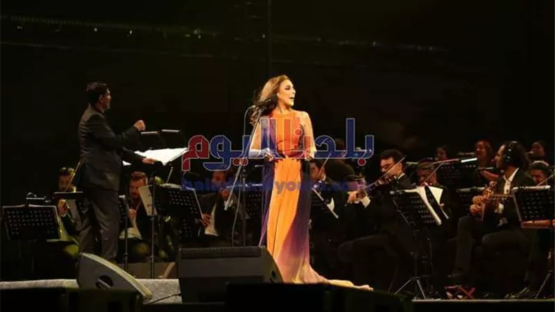 بفستان أسود.. أنغام تطل على جمهورها بحفل المنارة