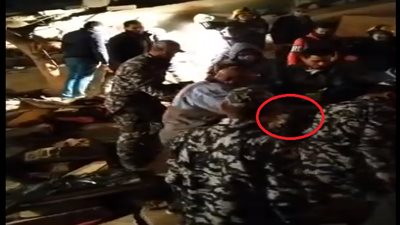 شاهد .. انتشال الجثث من أسفل عقار جسر السويس