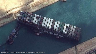 مؤشرات جيدة بشأن تعويم السفينة الجانحة بقناة السويس