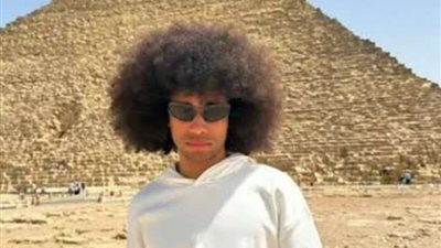 بعد إثارته الجدل لزيارته مصر.. البلوجر نويل روبنسون ضيف منى الشاذلي غدًا