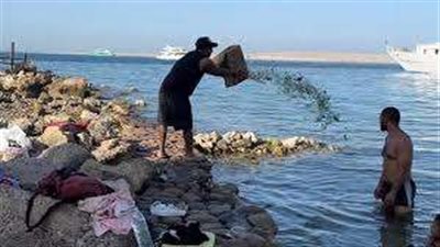 ما مصير المتهم بإلقاء زجاجات فارغة في مياه البحر بالغردقة؟.. قانوني يُجيب