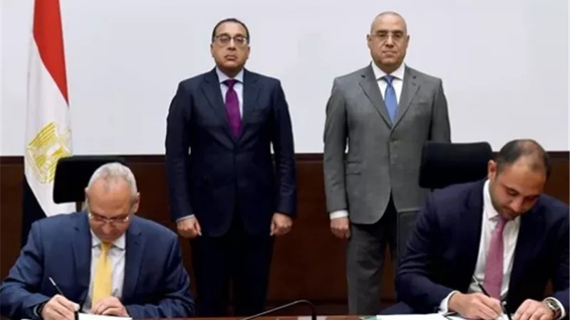 رئيس الوزراء يشهد توقيع عقدي شراكة لفندقين في 
