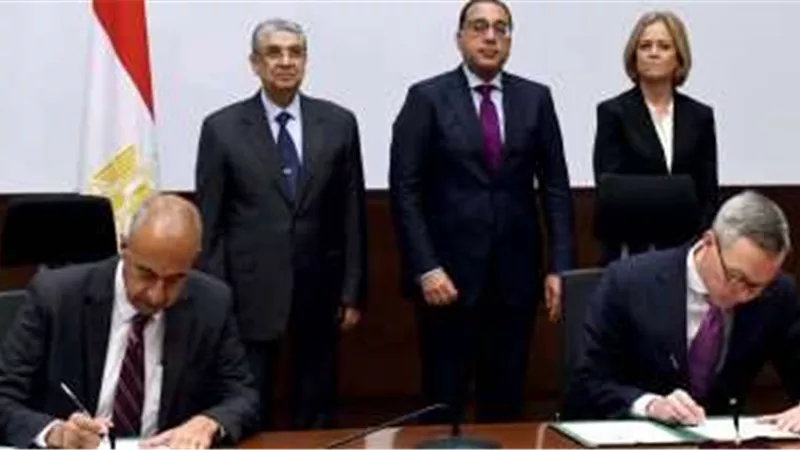 مدبولي يشهد توقيع اتفاقية تخصيص أرض لإقامة محطة طاقة رياح بسوهاج