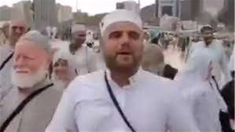 حاج يدعو للرجال بالزواج على زوجاتهم أثناء أداء مناسك الحج.. فيديو