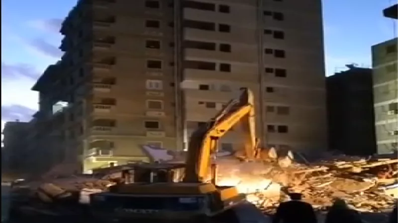 أحمد موسى يحذر من انتشار المصانع أسفل العقارات  في منطقة جسر السويس ..فيديو
