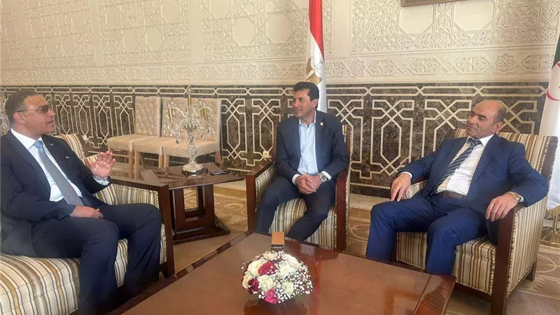 وزير الشباب والرياضة يصل الجزائر لحضور دورة الألعاب العربية ومناقشة ملفات ذات تعاون مشترك