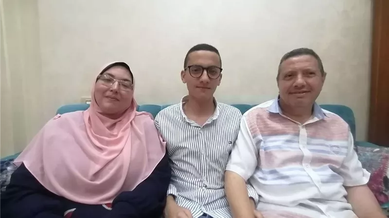 ابن دمنهور الأول على الجمهورية بالدبلومات الفنية يحقق حلمه المستحيل