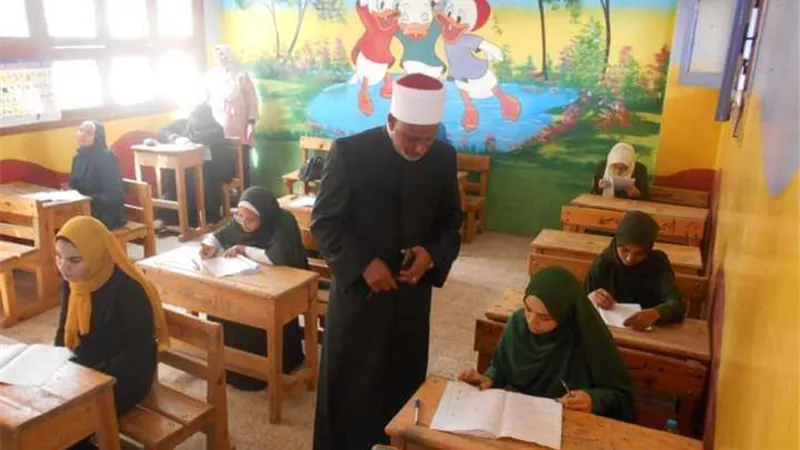وكيل قطاع المعاهد الأزهرية يتفقد امتحان البلاغة لطلاب القسم العلمي بالشهادة الثانوية الأزهرية بسوهاج