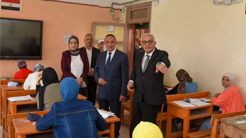 شاهد .. وزير التربية والتعليم ومحافظ الإسكندرية يتفقدان لجان امتحانات الثانوية العامة في المحافظة