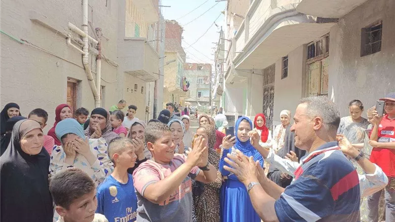 بالطربوش والمزمار.. أهالي قرية سحالي يحتفلون بالطالبة
