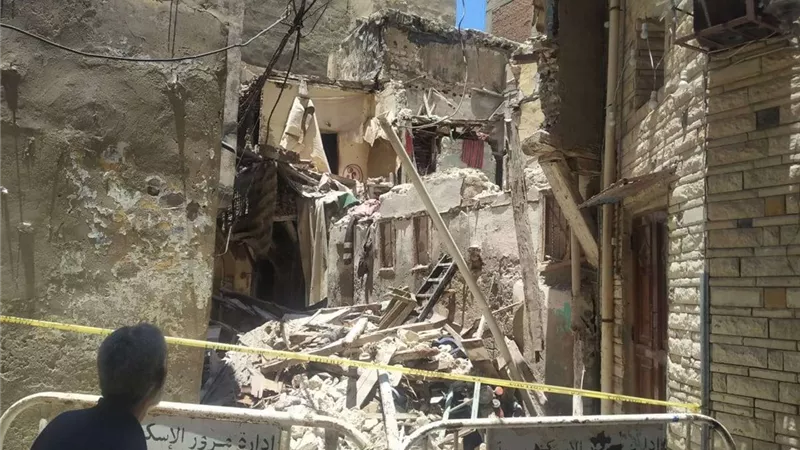 عاجل .. انهيار عقار في حي الجمرك بـ الإسكندرية