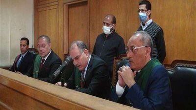رفع أولى جلسات محاكمة 