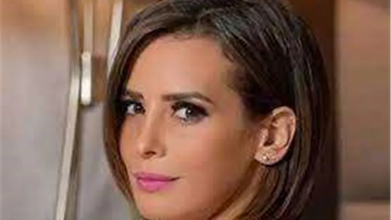 بالنظارة.. إيمان العاصي تُبهر جمهورها بإطلالة مختلفة عبر إنستجرام