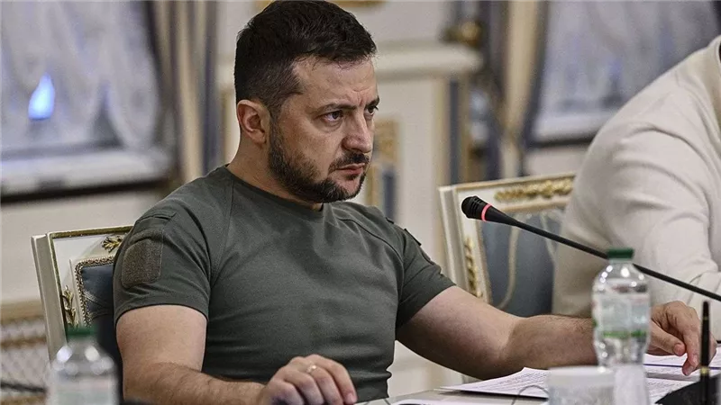 شاهد.. زيلينسكي يزور جزيرة “الأفعى” في ذكرى مرور 500 يوم على الحرب الروسية