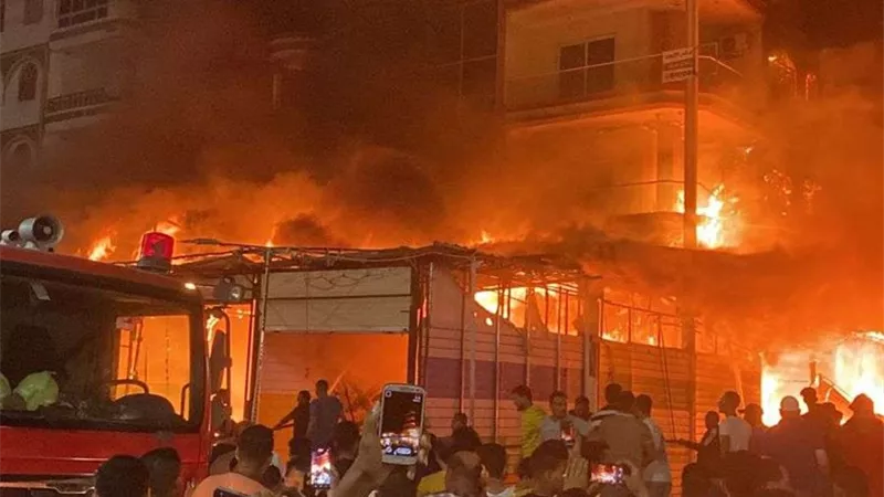 حريق هائل يلتهم معرض أحذية بجمصة في الدقهلية