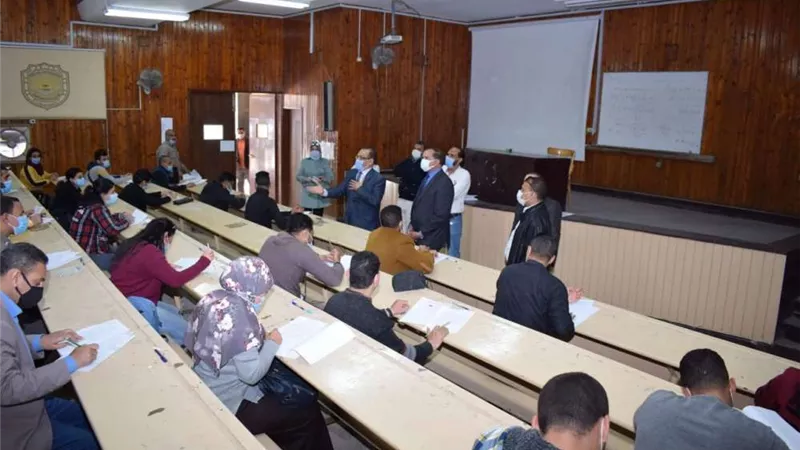 ٥٠٠ طالب وطالبة يؤدون امتحانات التعليم المدمج بجامعة سوهاج
