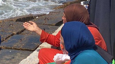 غواصين الخير.. تُكثف البحث عن غريق شاطيء كليوباترا بالإسكندرية