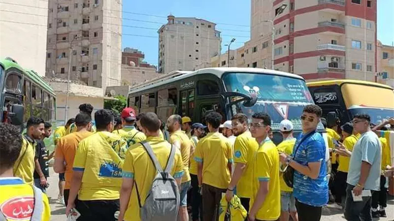 «لا بديل عن الفوز»| جمهور الإسماعيلي يدعم فريقه قبل موقعة تحديد المصير مع الداخلية