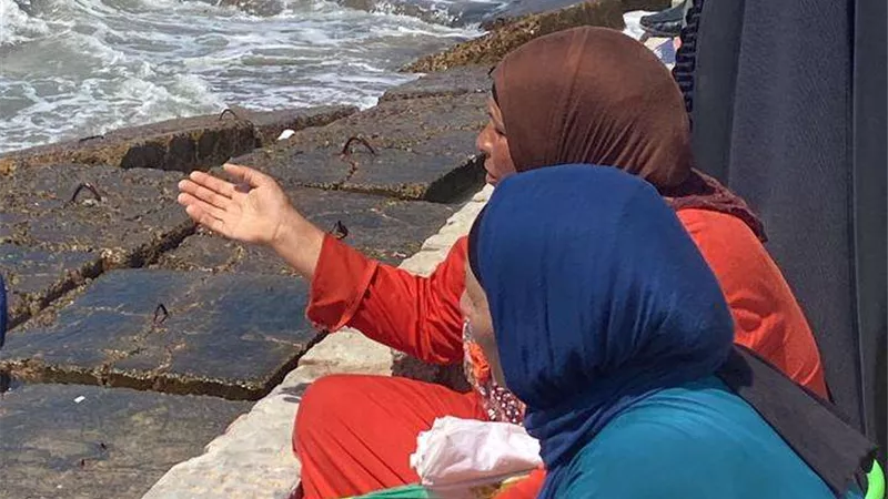 غواصين الخير.. تُكثف البحث عن غريق شاطيء كليوباترا بالإسكندرية