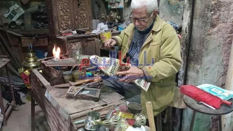 بلدنا اليوم ترصد مراحل تصنيع الفانوس مع أقدم صانعيه بالمحلة.. صور