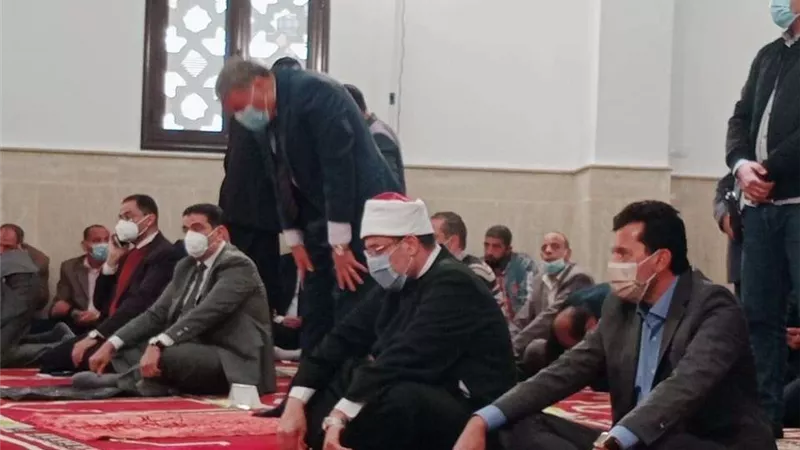 وزيري الأوقاف والرياضة يصلان مسجد الصحابة بالمنيا لأداء صلاة الجمعة