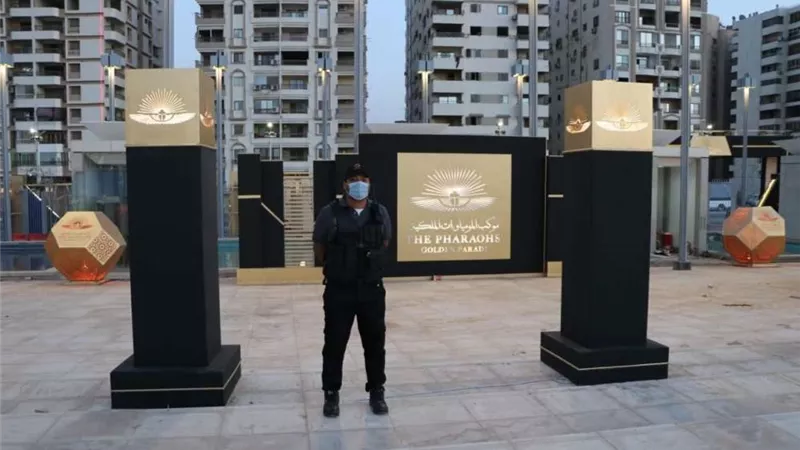 بالصور.. استعدادات أمنية مكثفة لتأمين موكب نقل المومياوات الملكية