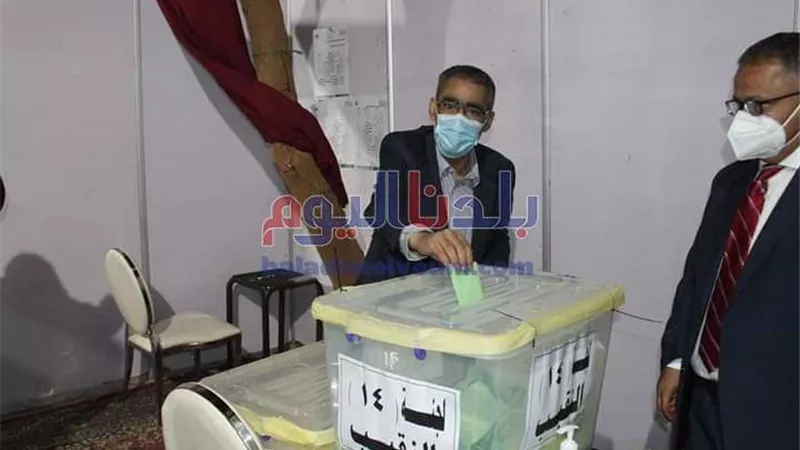 بالصور.. نقيب الصحفيين يشارك في انتخابات الصحفيين