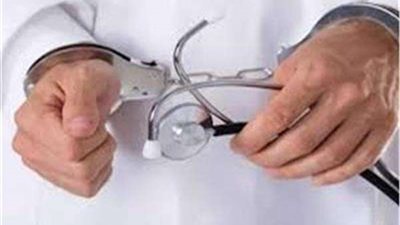 إتخاذ الإجراءات القانونية تجاه51 طبيبًا وممرضة بالقليوبية.. تعرف على السبب