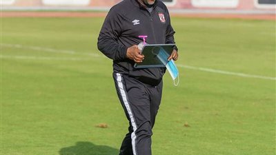 موسيماني يراجع خطة المريخ مع اللاعبين قبل التوجه لملعب المباراة