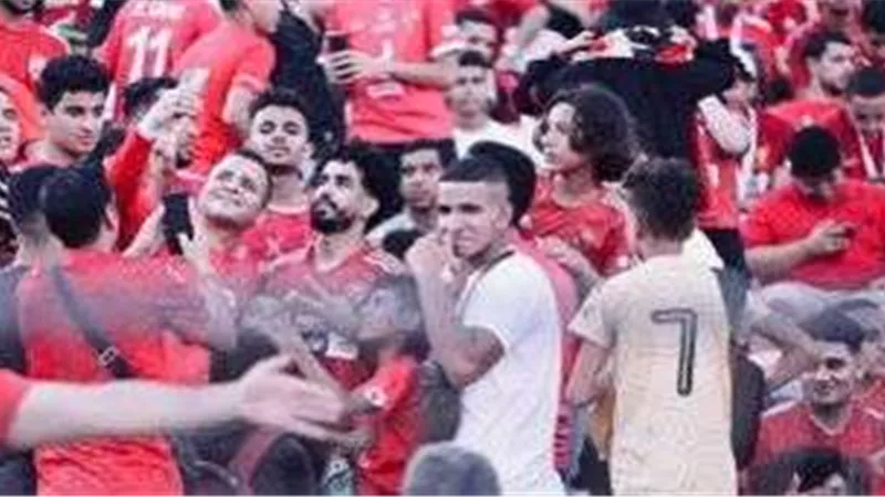جماهير الأهلى تلتقط صورا مع شبيه نجم الفريق فى المدرجات