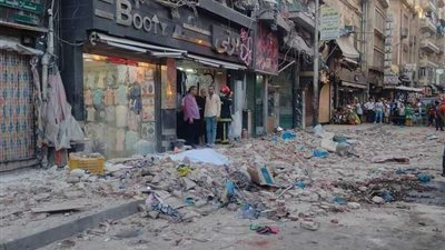 سقوط أجزاء من عقار بالإسكندرية يتسبب في إصابة 8 أشخاص