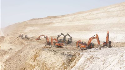 وزير النقل يتفقد مواقع العمل بالخط الأول من شبكة القطار الكهربائي السريع