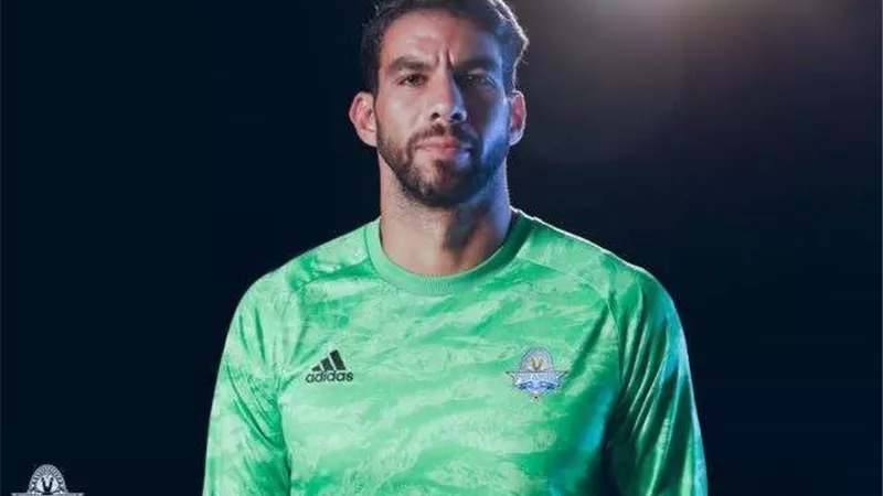 أول رد فعل من إكرامي بعد السخرية منه.. شاهد