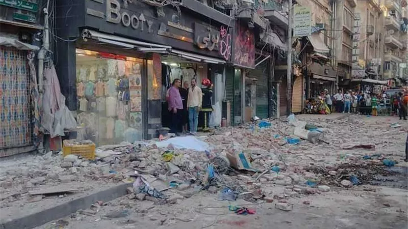 سقوط أجزاء من عقار بالإسكندرية يتسبب في إصابة 8 أشخاص